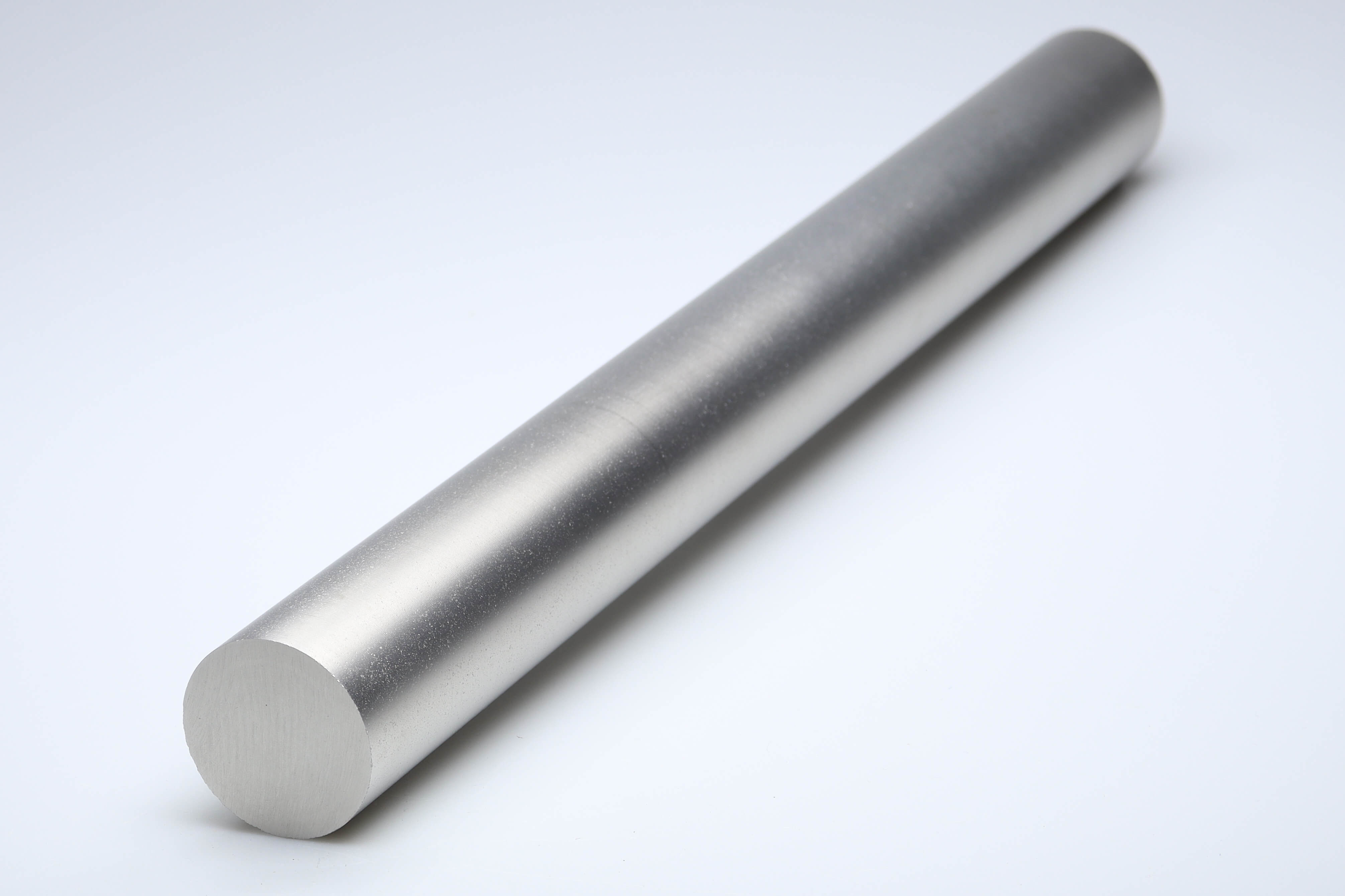 Een ongeslepen hardmetalen staaf met een lengte van 330 mm