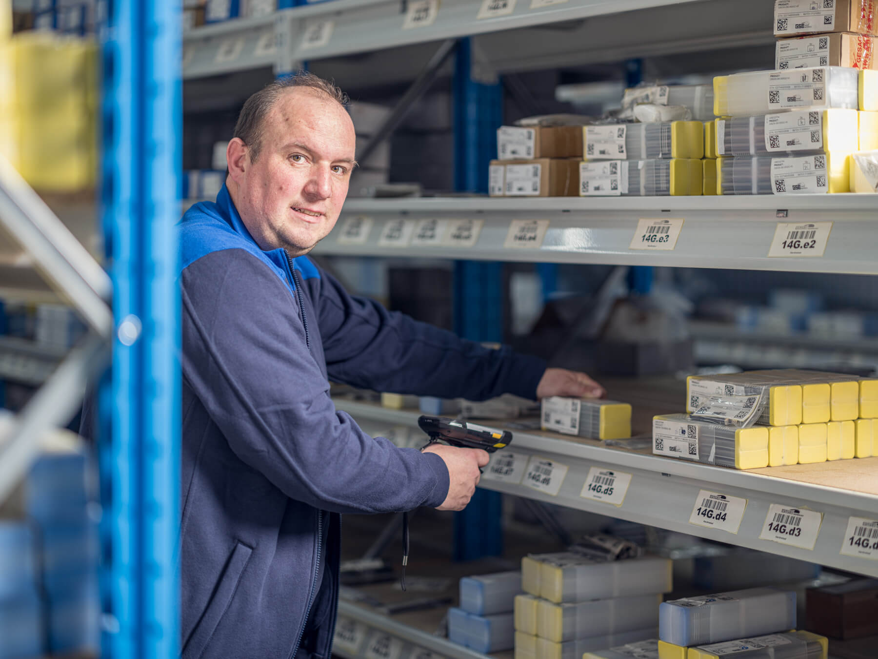 Een magazijn medewerker scant een product voor het picken