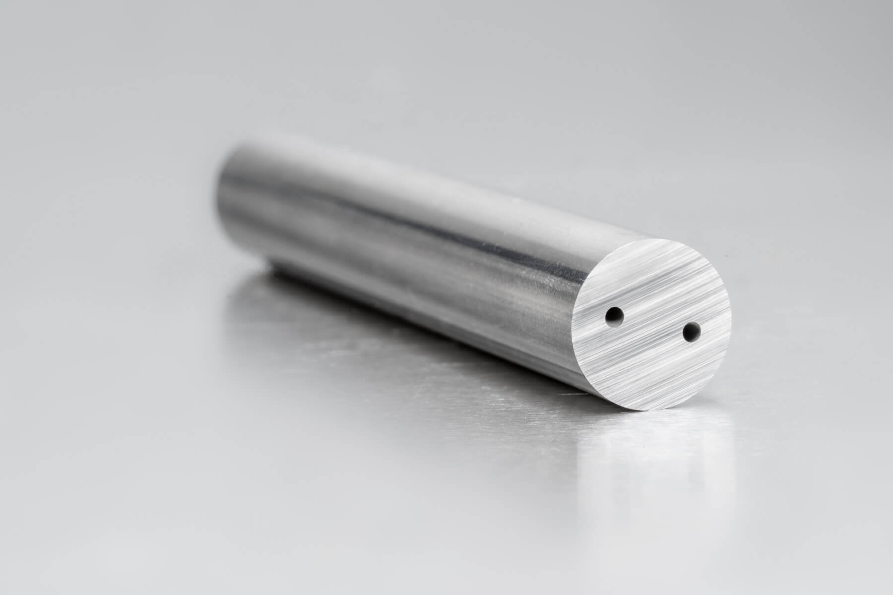 Une barre de carbure avec 2 trous d'arrosage