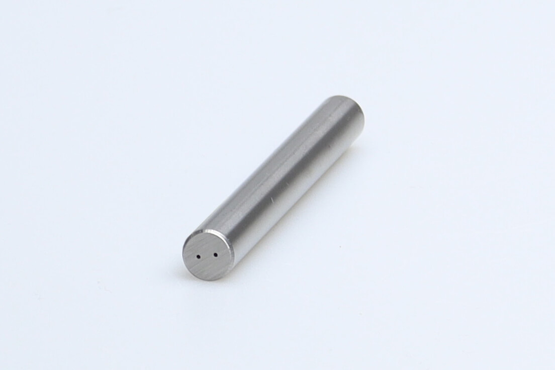 Productfoto van een hardmetalen staaf met 2 koelkanalen
