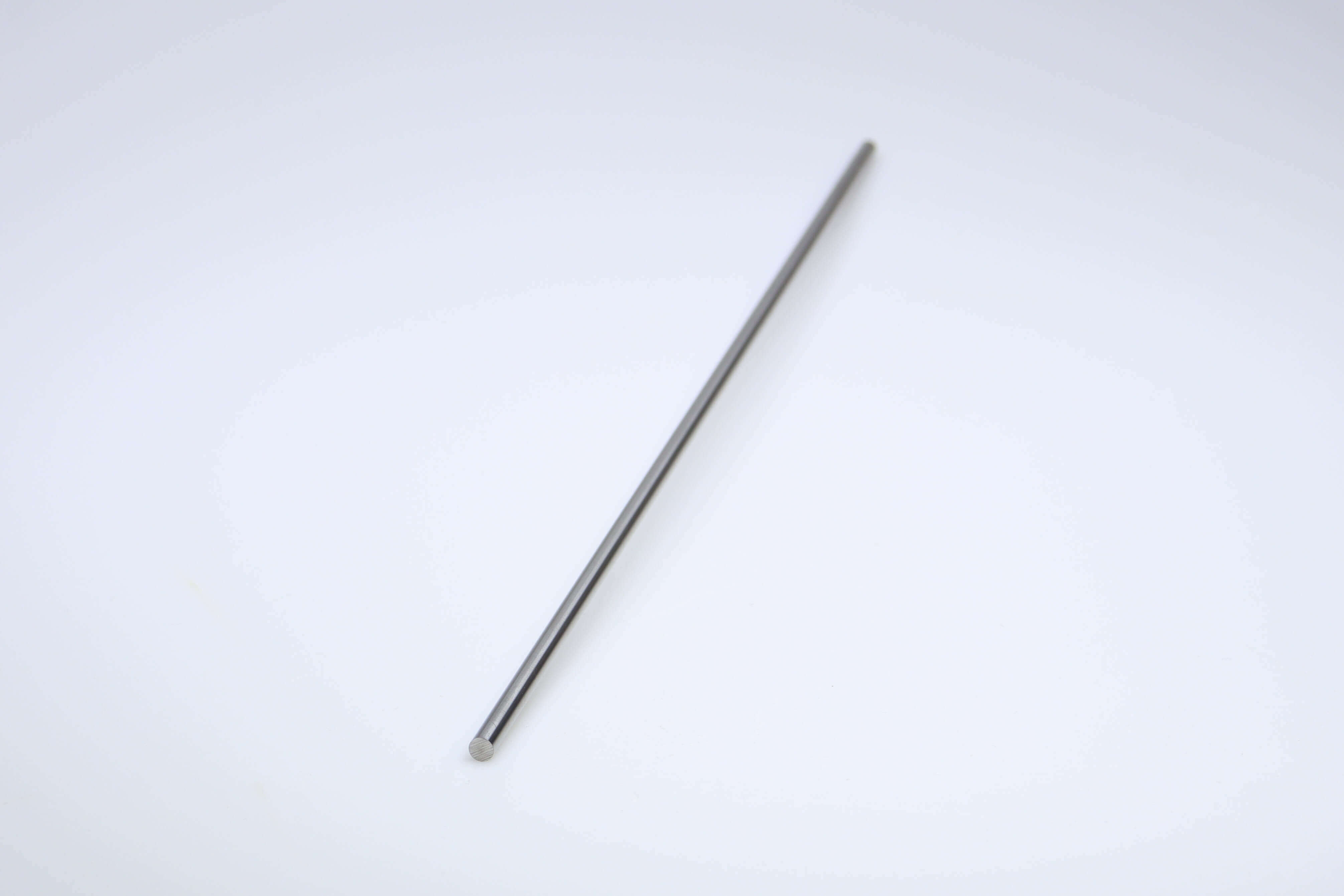 Een lange hardmetalen staaf van 330 mm