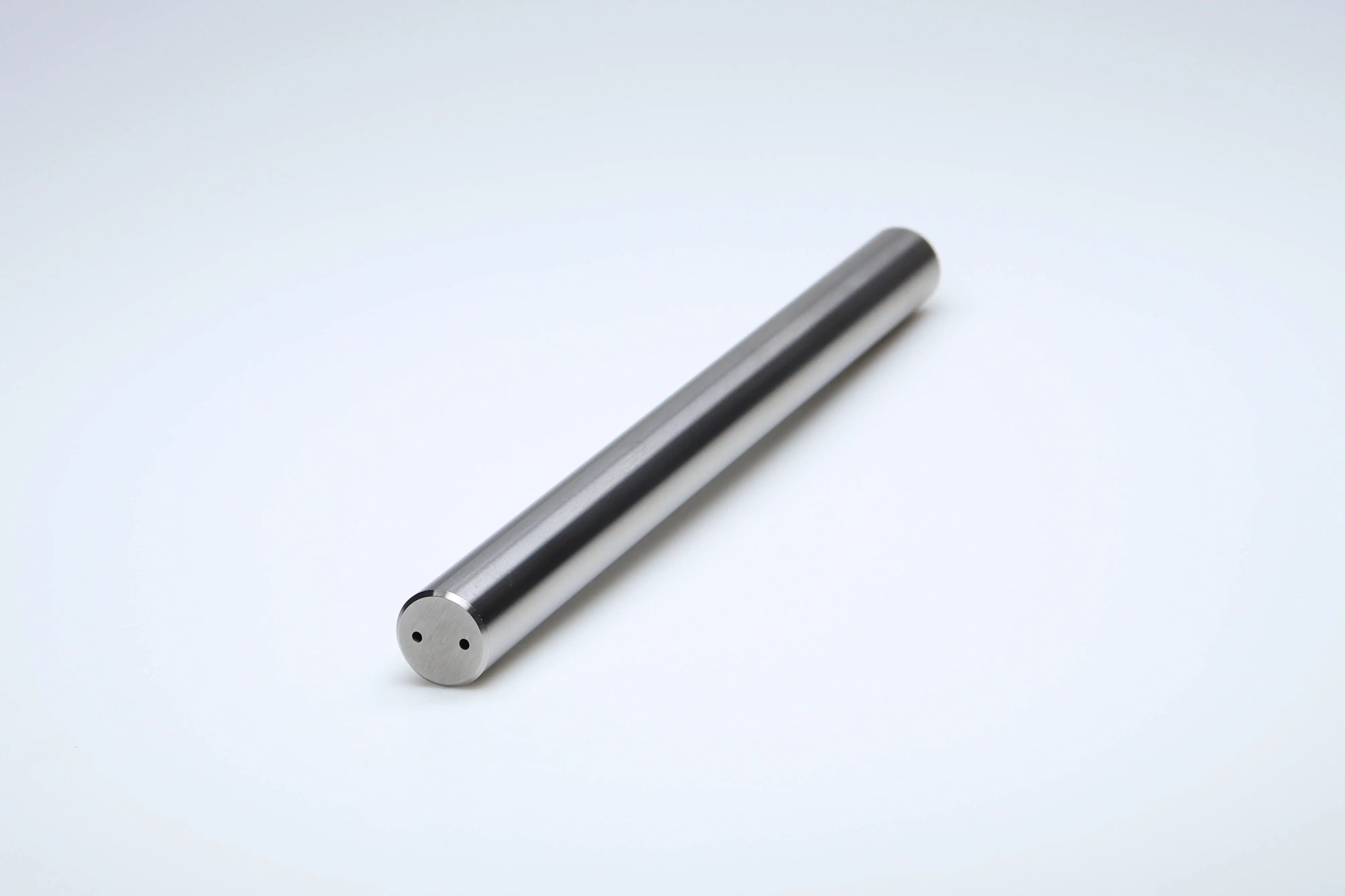 Productfoto van een hardmetalen staaf met 2 koelkanalen