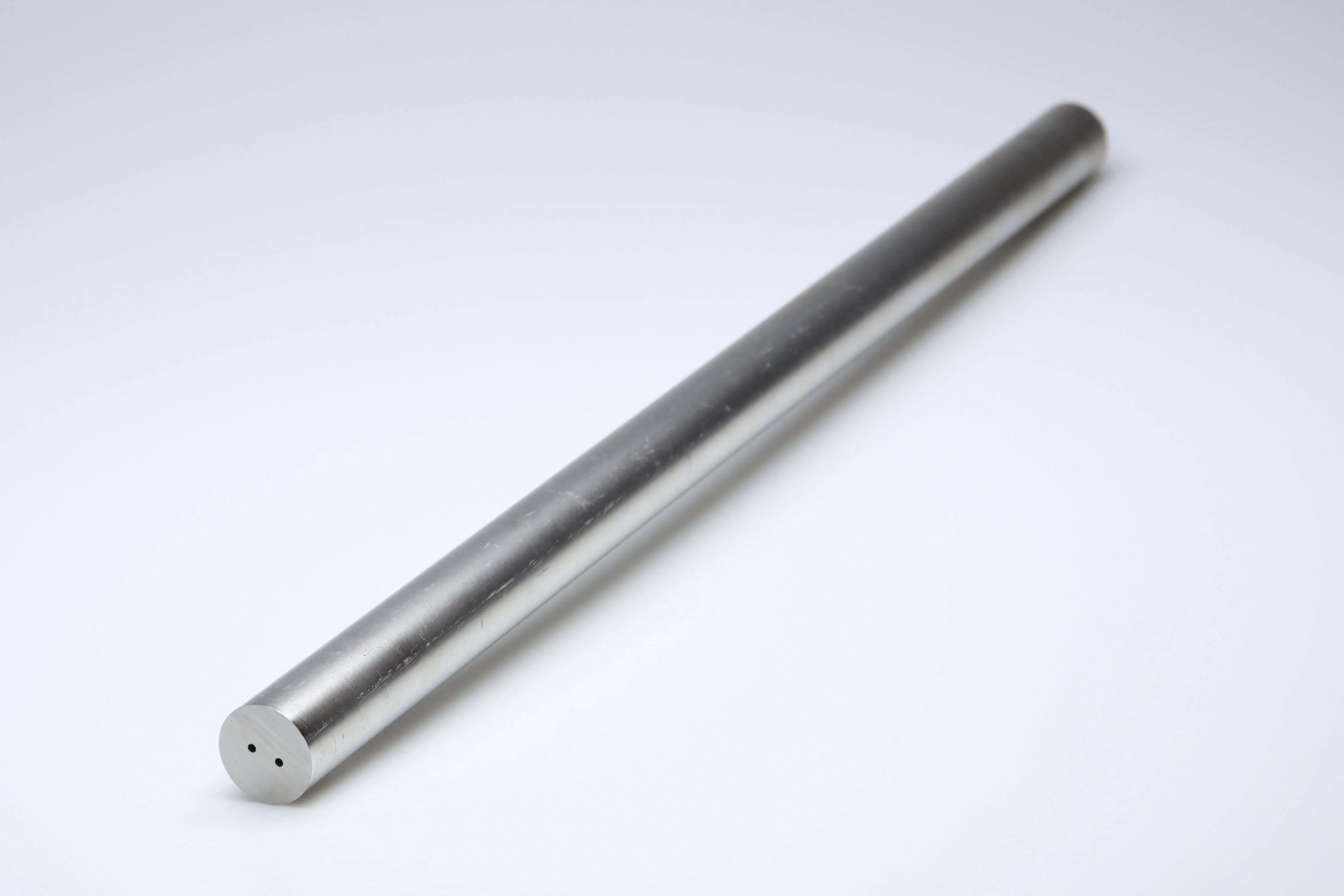 Een ongeslepen hardmetalen staaf met 2 koelkanalen