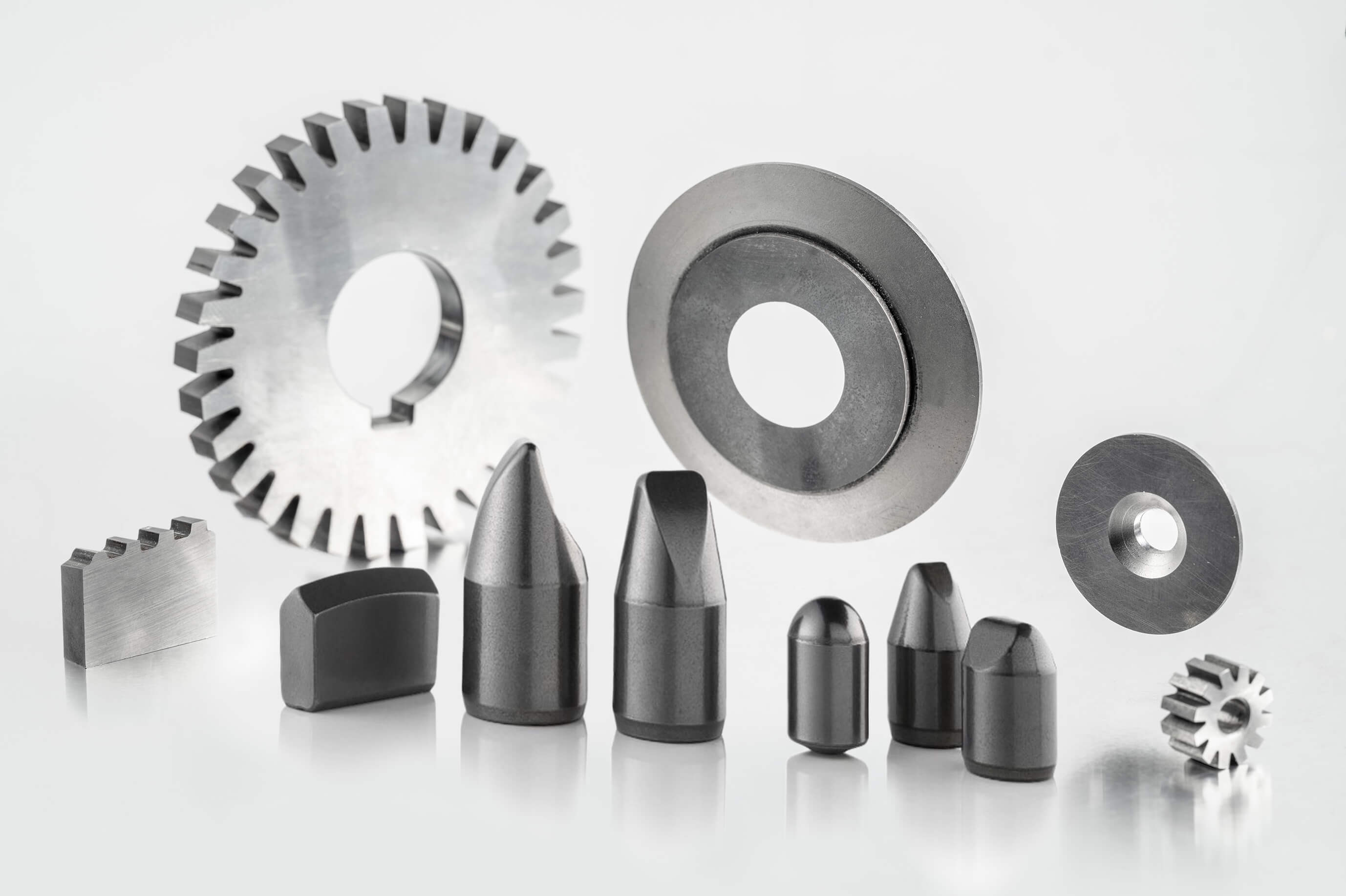 Overzicht van hardmetalen vormen zoals staven, schijven en strips