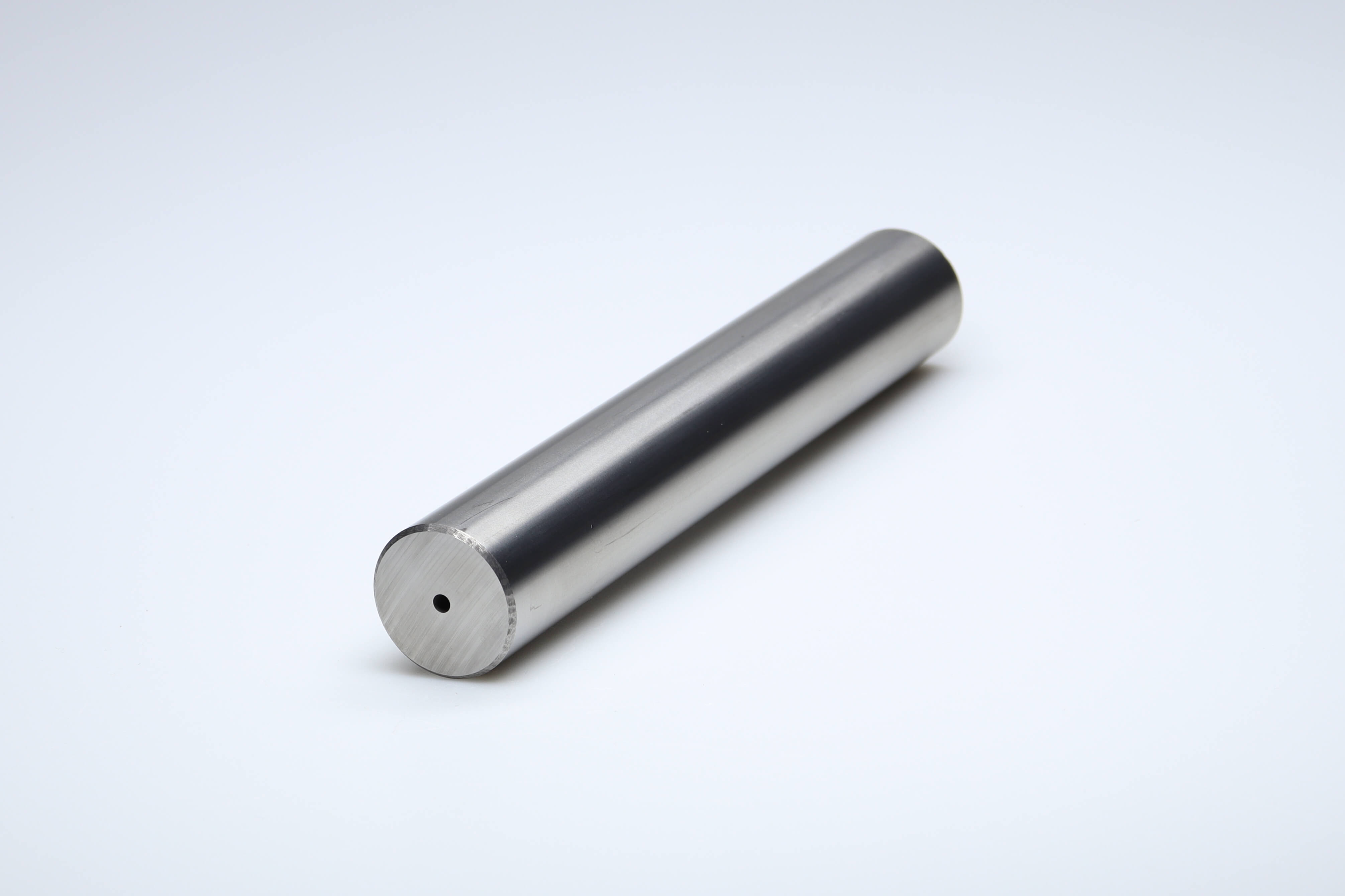 Productfoto van een hardmetalen staaf met 1 centraal koelkanaal