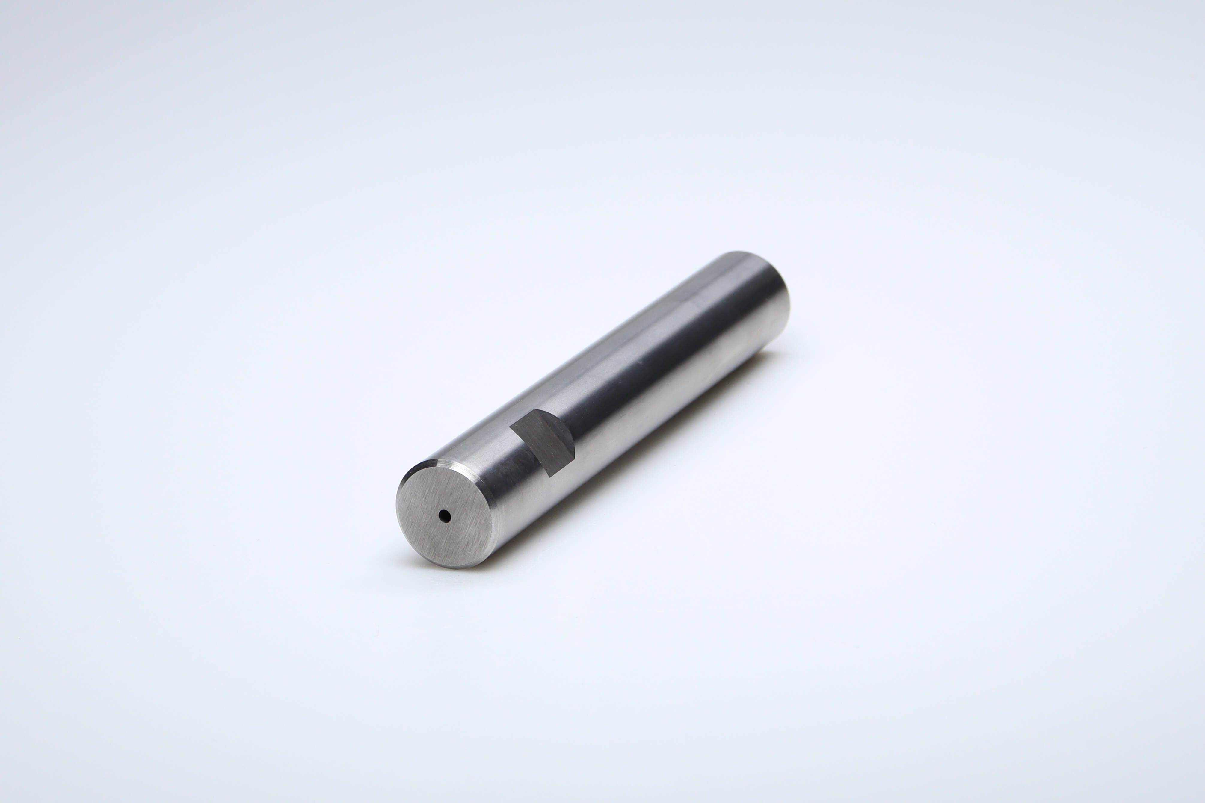 Productfoto van een hardmetalen staaf met een centraal koelkanaal en Weldon