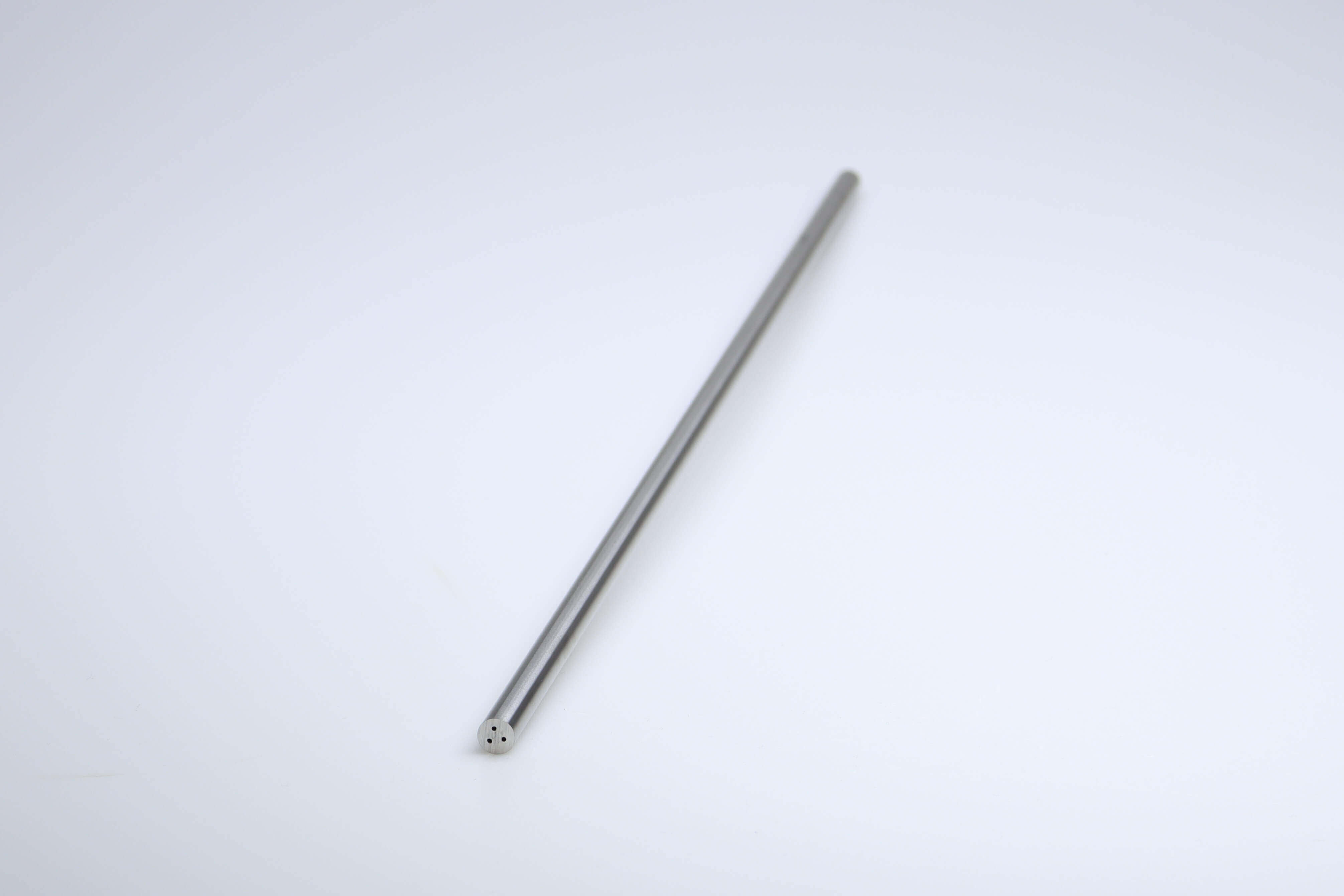 Ein langer Hartmetallstab mit einer Länge von 330 mm und 3 Kühlkanälen