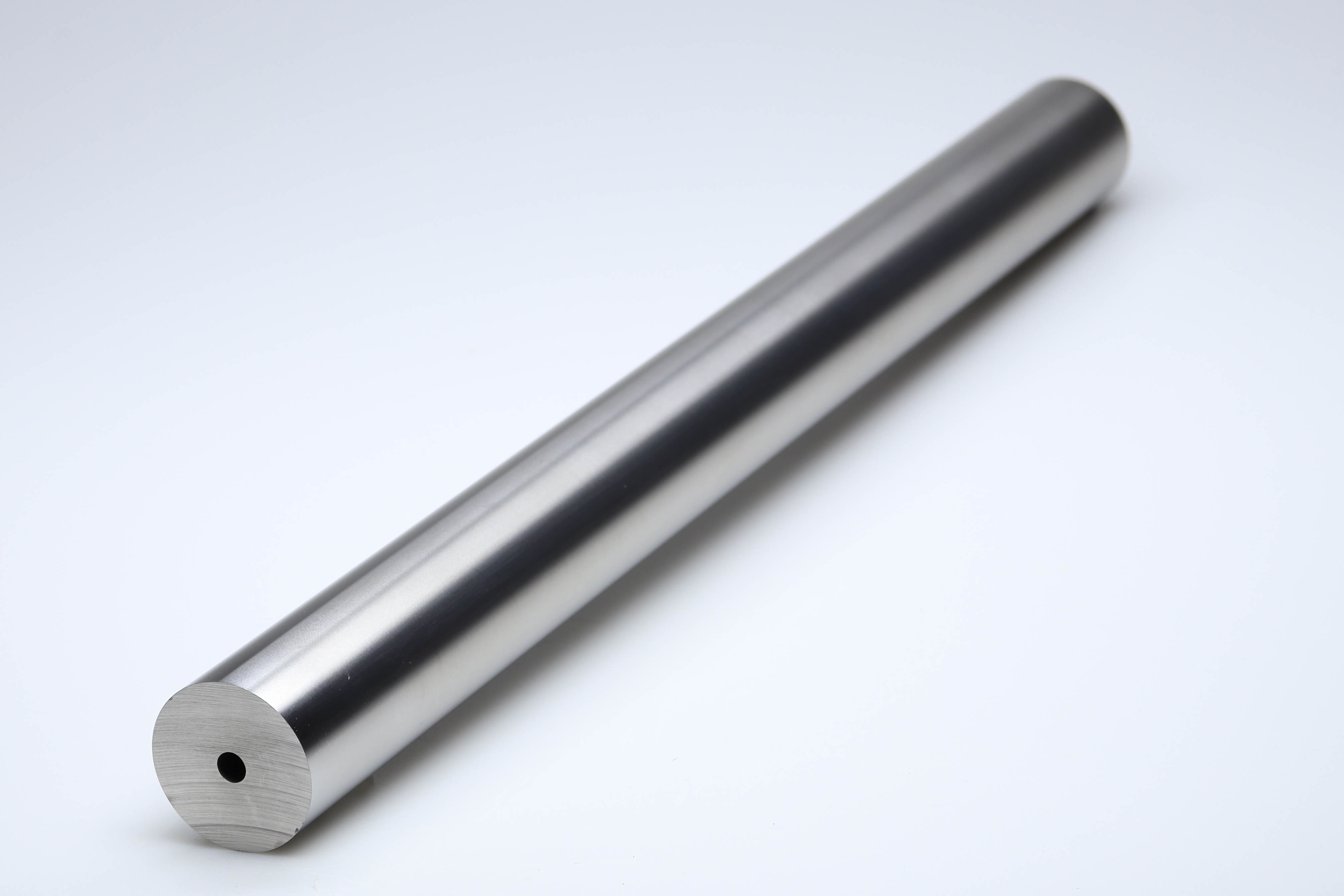 Een lange hardmetalen staaf van 330 mm met 1 centraal koelkanaal