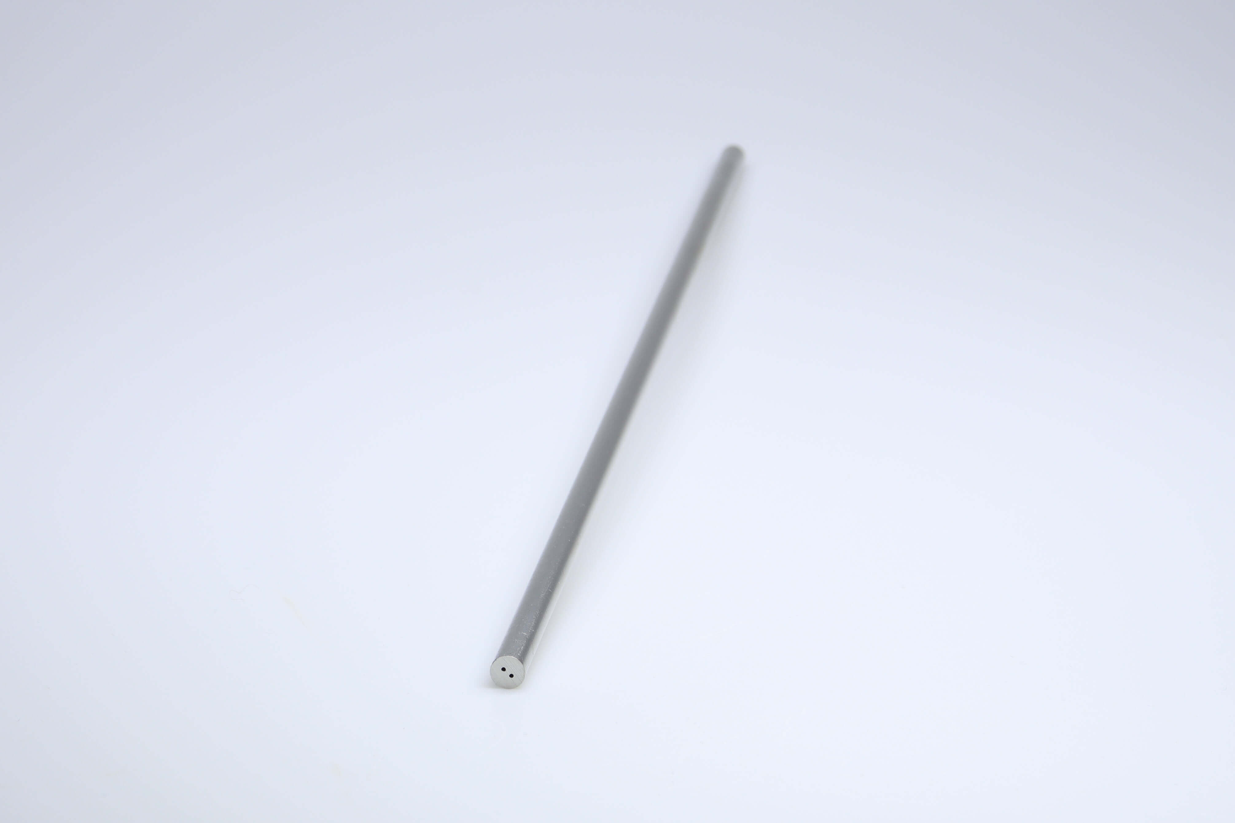 Een ongeslepen hardmetalen staaf met 2 koelkanalen