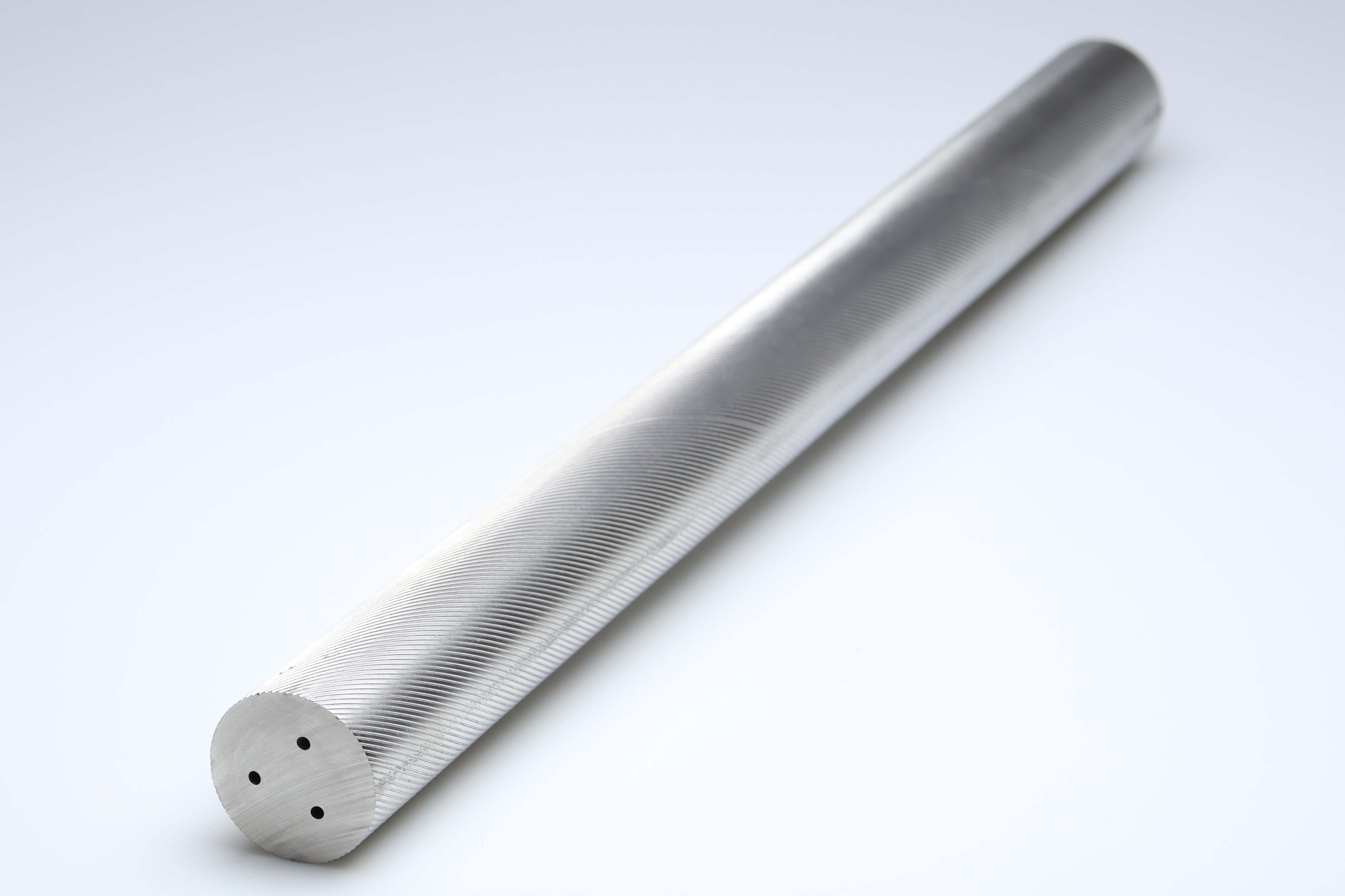 Een ongeslepen hardmetalen staaf met 3 koelkanalen