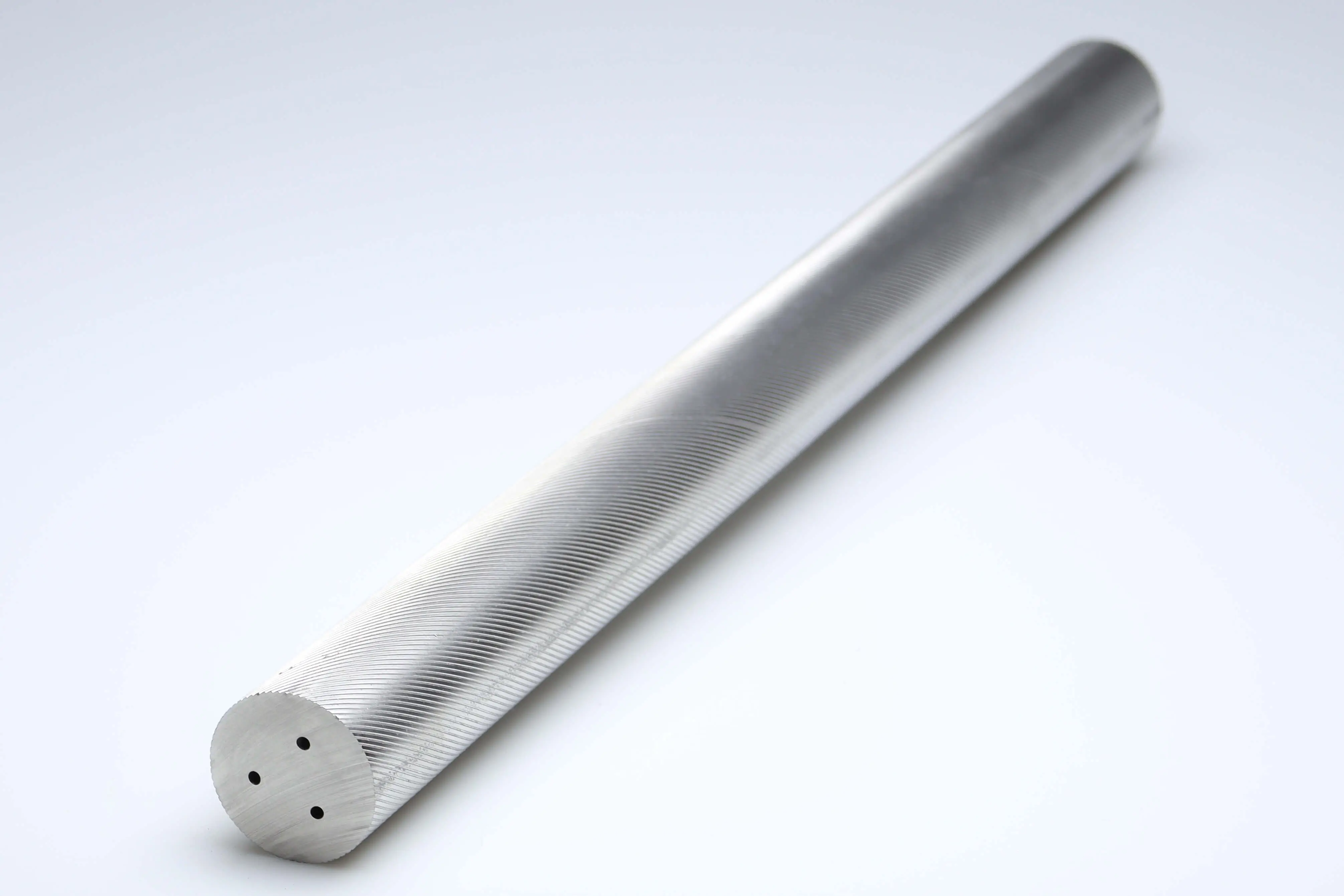 Ein ungeschliffener Hartmetallstab mit 3 Kühlkanälen