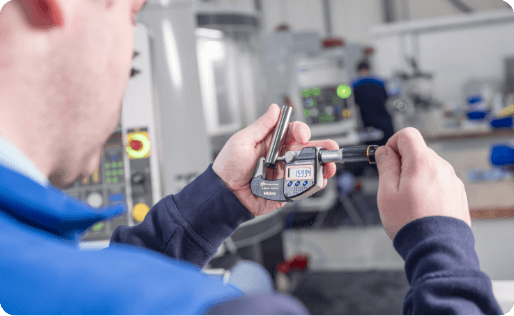 De diameter van een hardmetalen staaf wordt gemeten