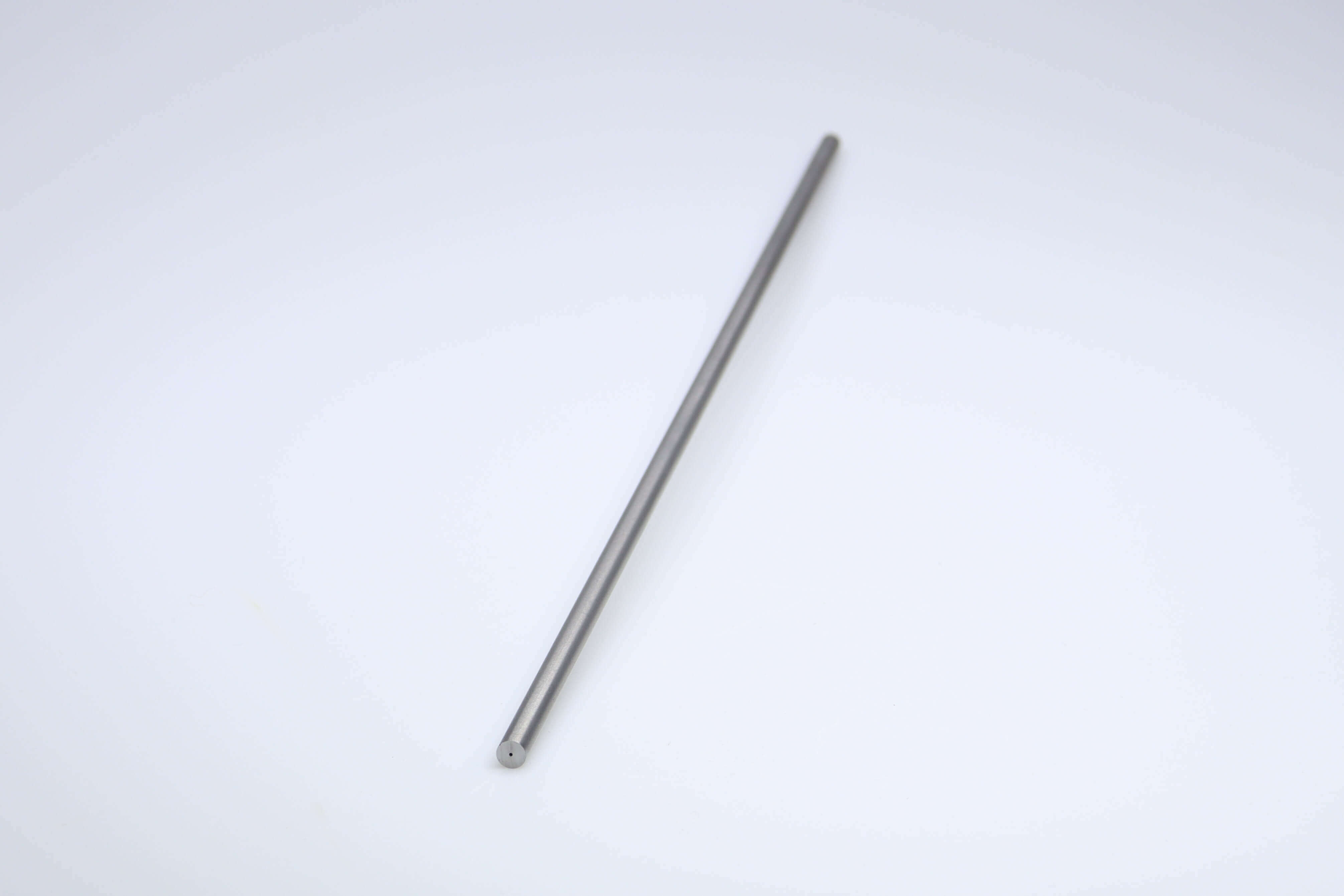 Een ongeslepen hardmetalen staaf met 1 centraal koelkanaal