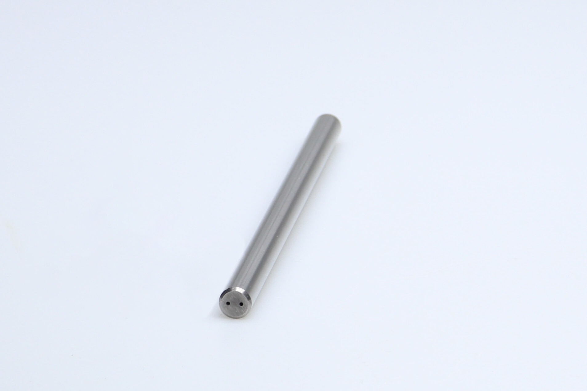 Productfoto van een hardmetalen staaf met 2 koelkanalen