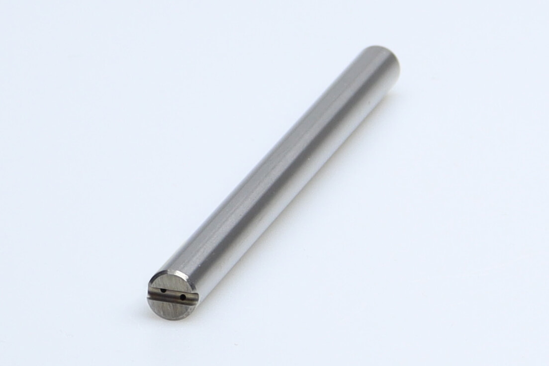 Productfoto van een hardmetalen staaf met 2 koelkanalen en een koelkanaalverbinder