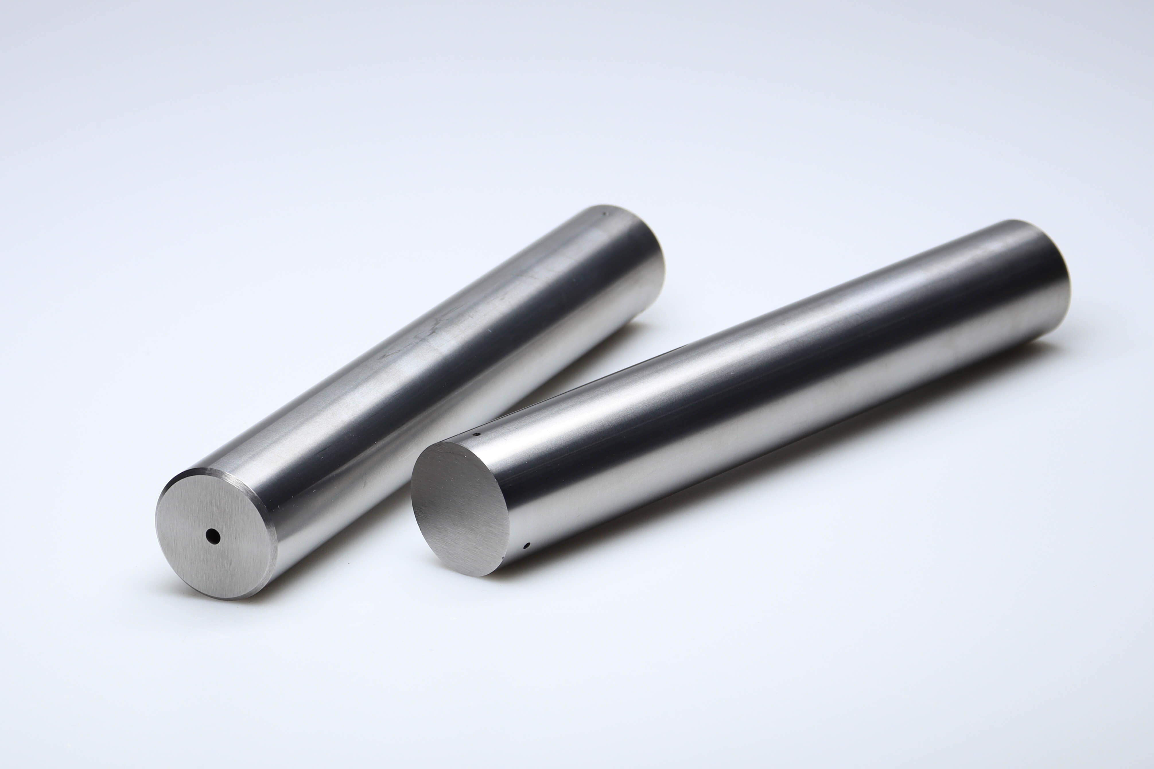 Productfoto van een hardmetalen staaf met 1 centraal koelkanaal en meerdere Y-exits