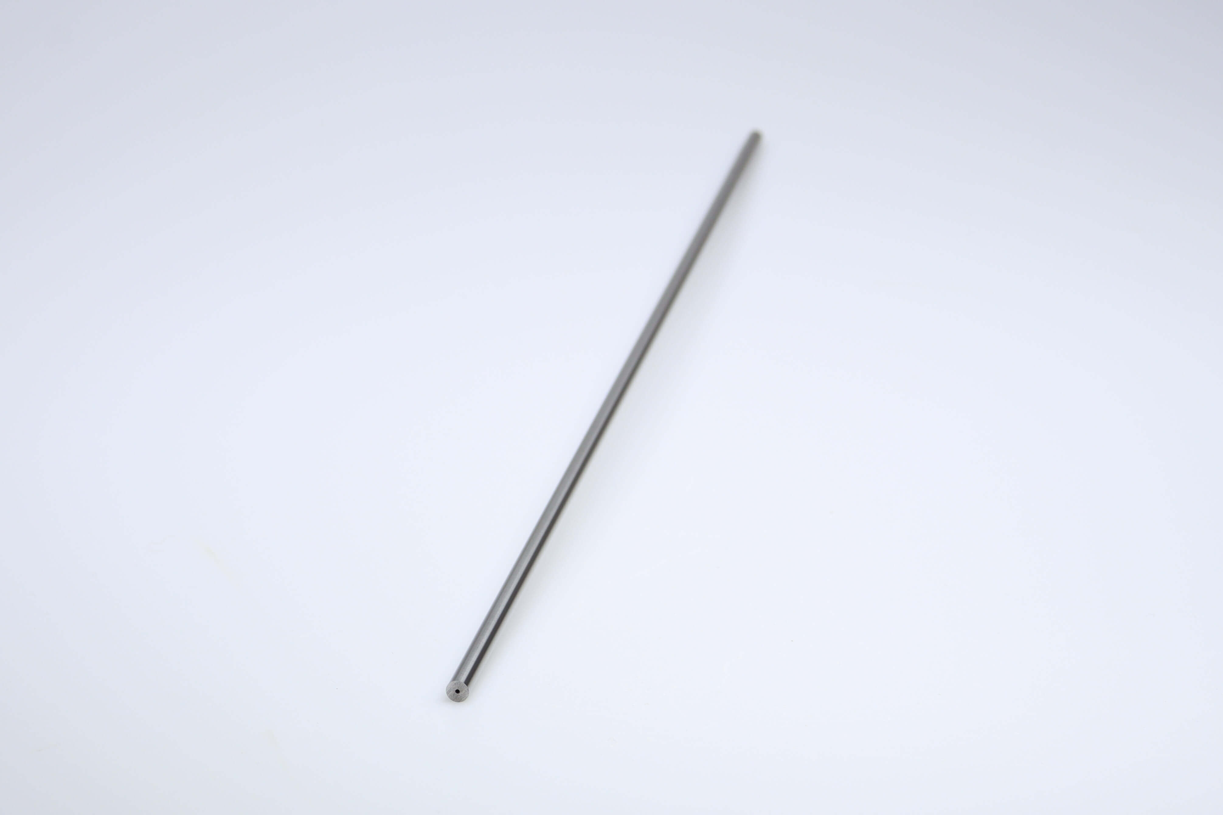 Een lange hardmetalen staaf van 330 mm met 1 centraal koelkanaal