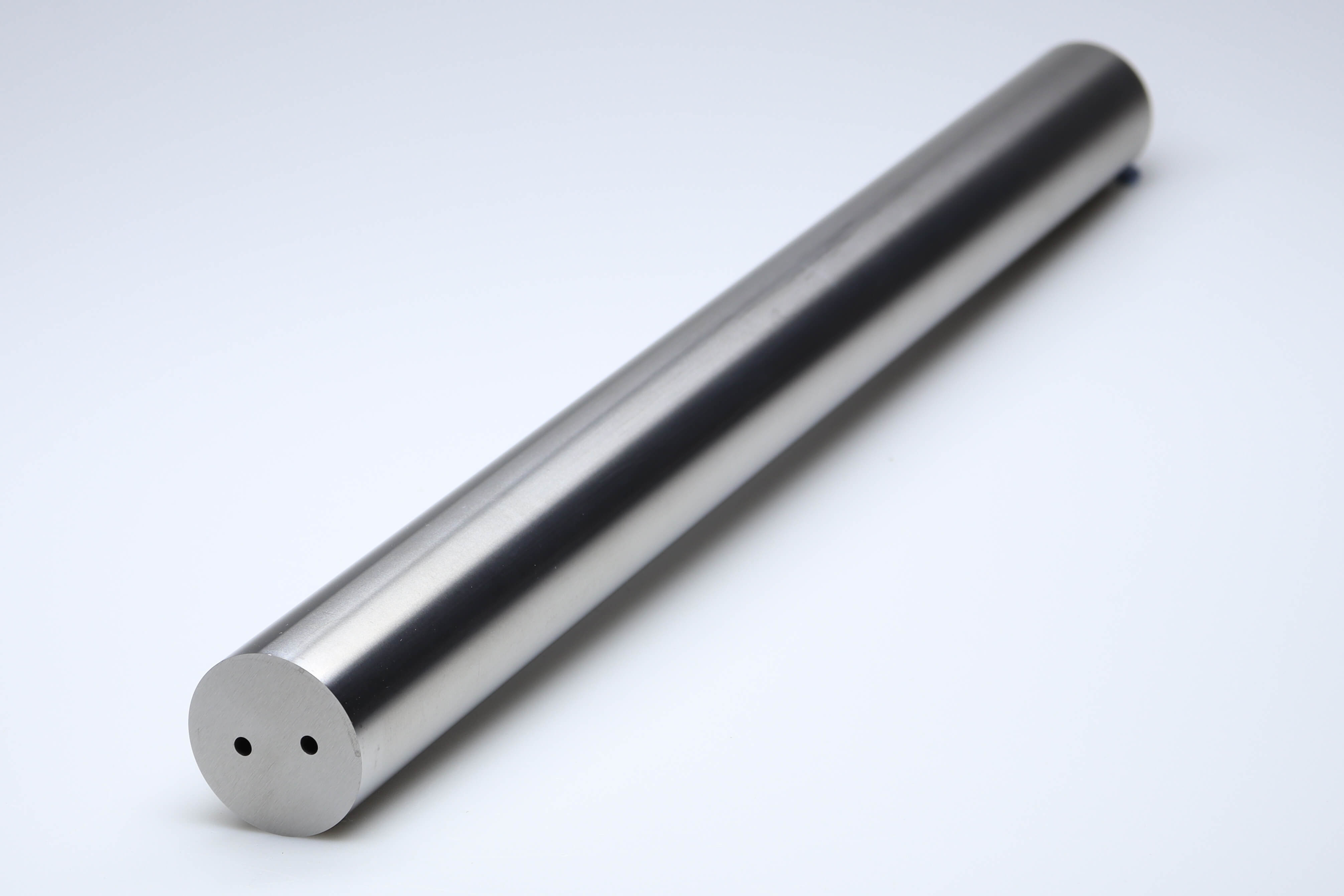 Een lange hardmetalen staaf van 330 mm met 2 koelkanalen