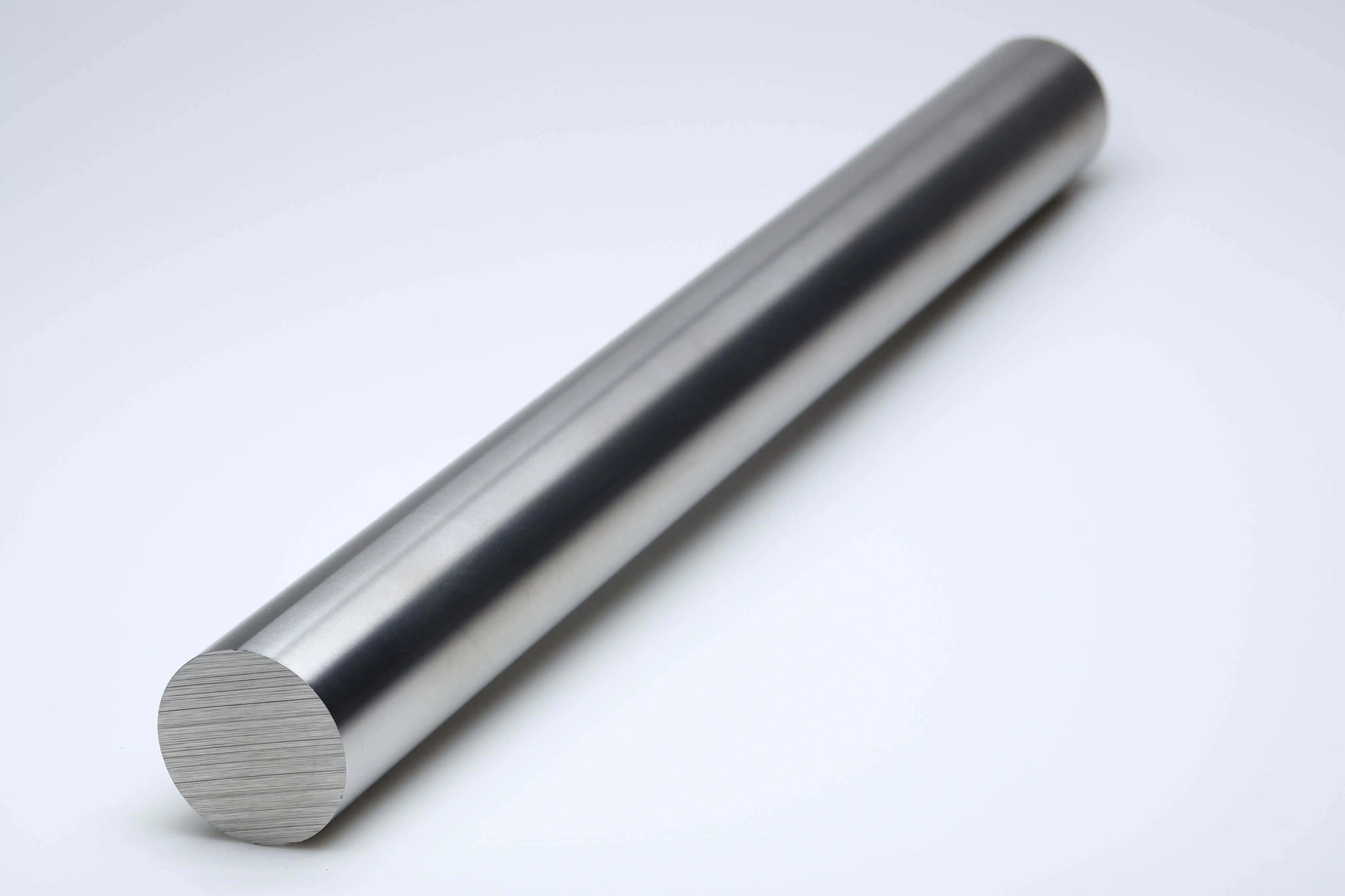 Een lange hardmetalen staaf met een lengte van 330 mm