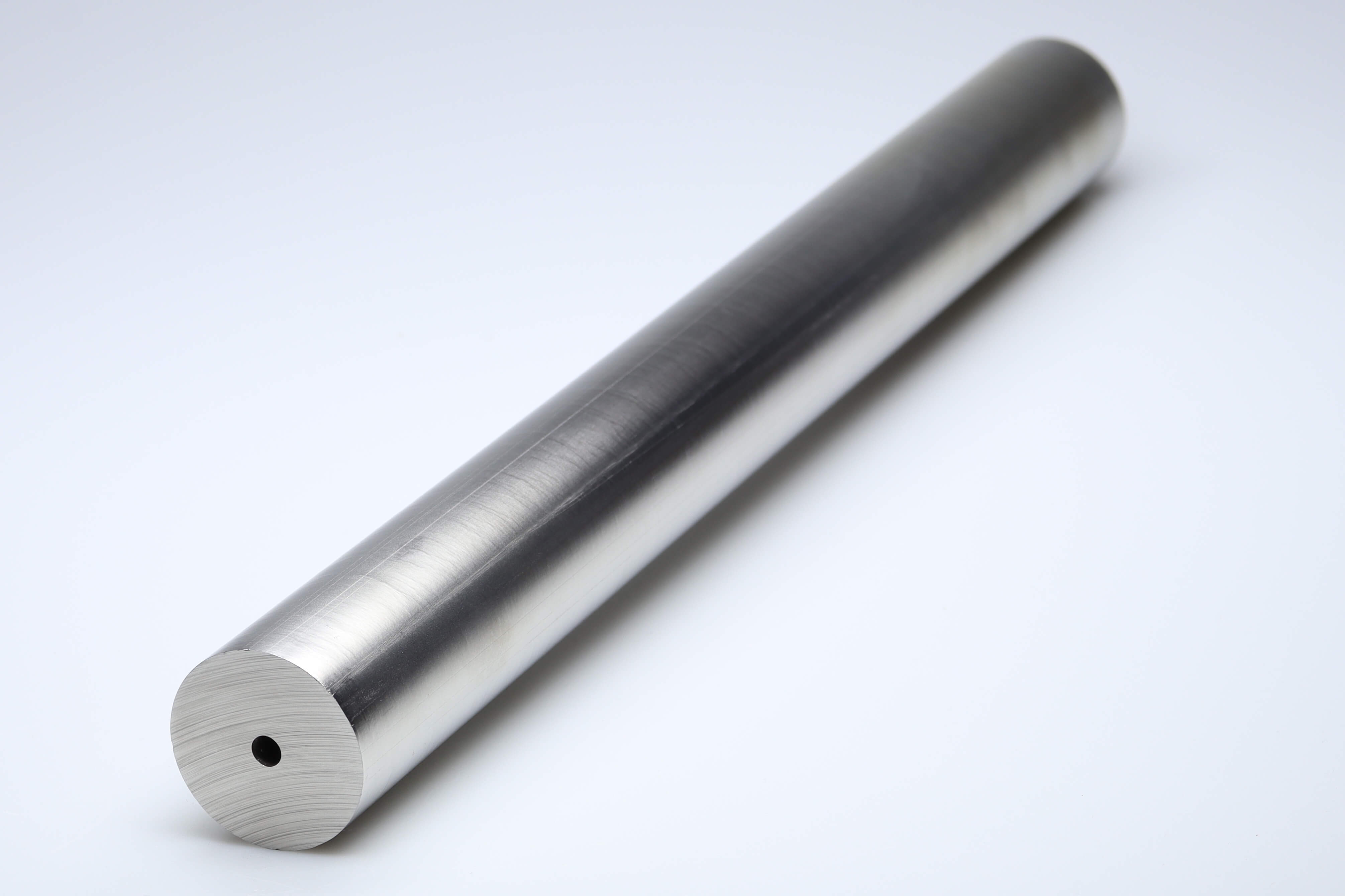 Een ongeslepen hardmetalen staaf met 1 centraal koelkanaal