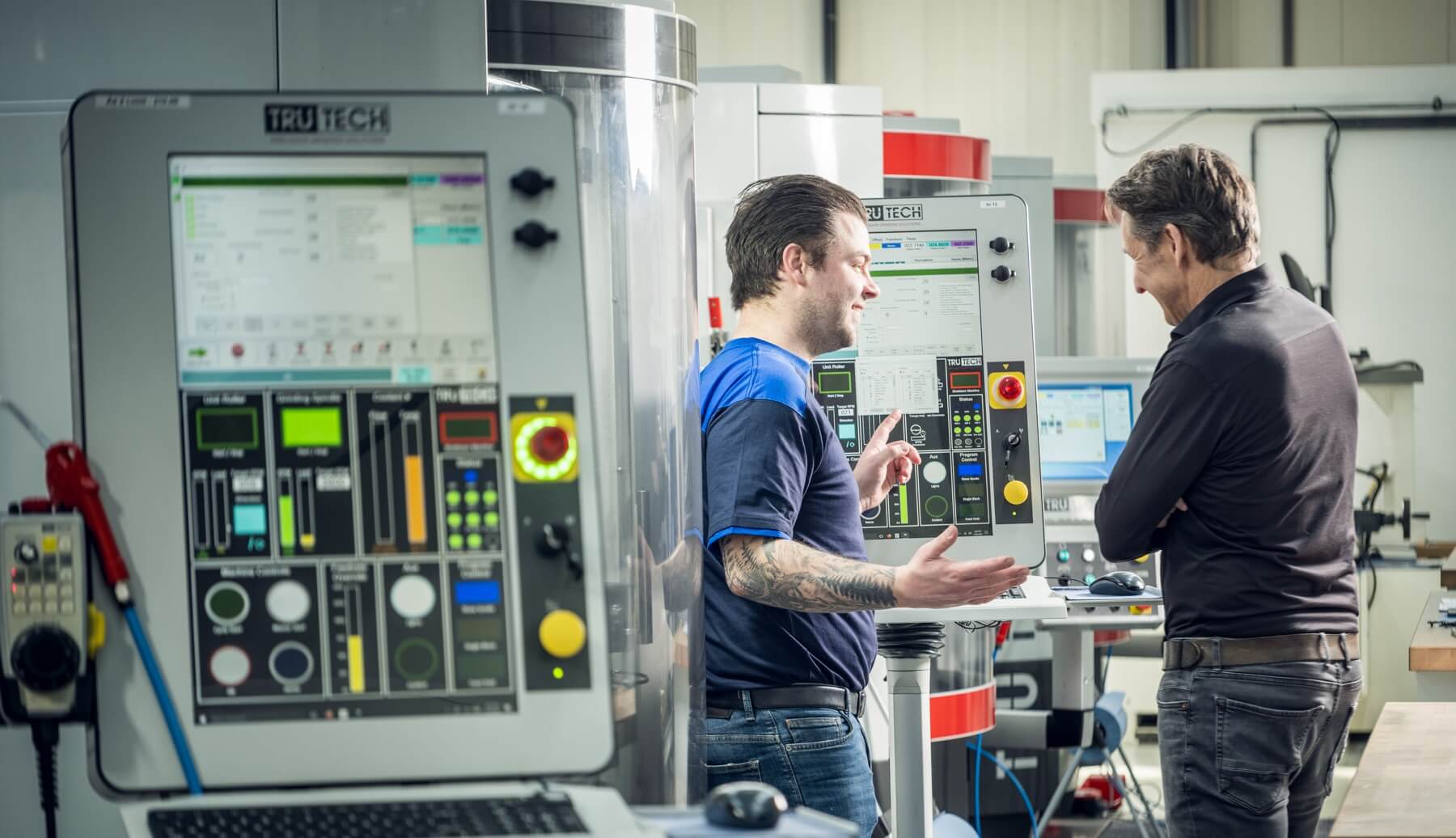 Een slijper legt uit hoe de rondslijpmachine werkt