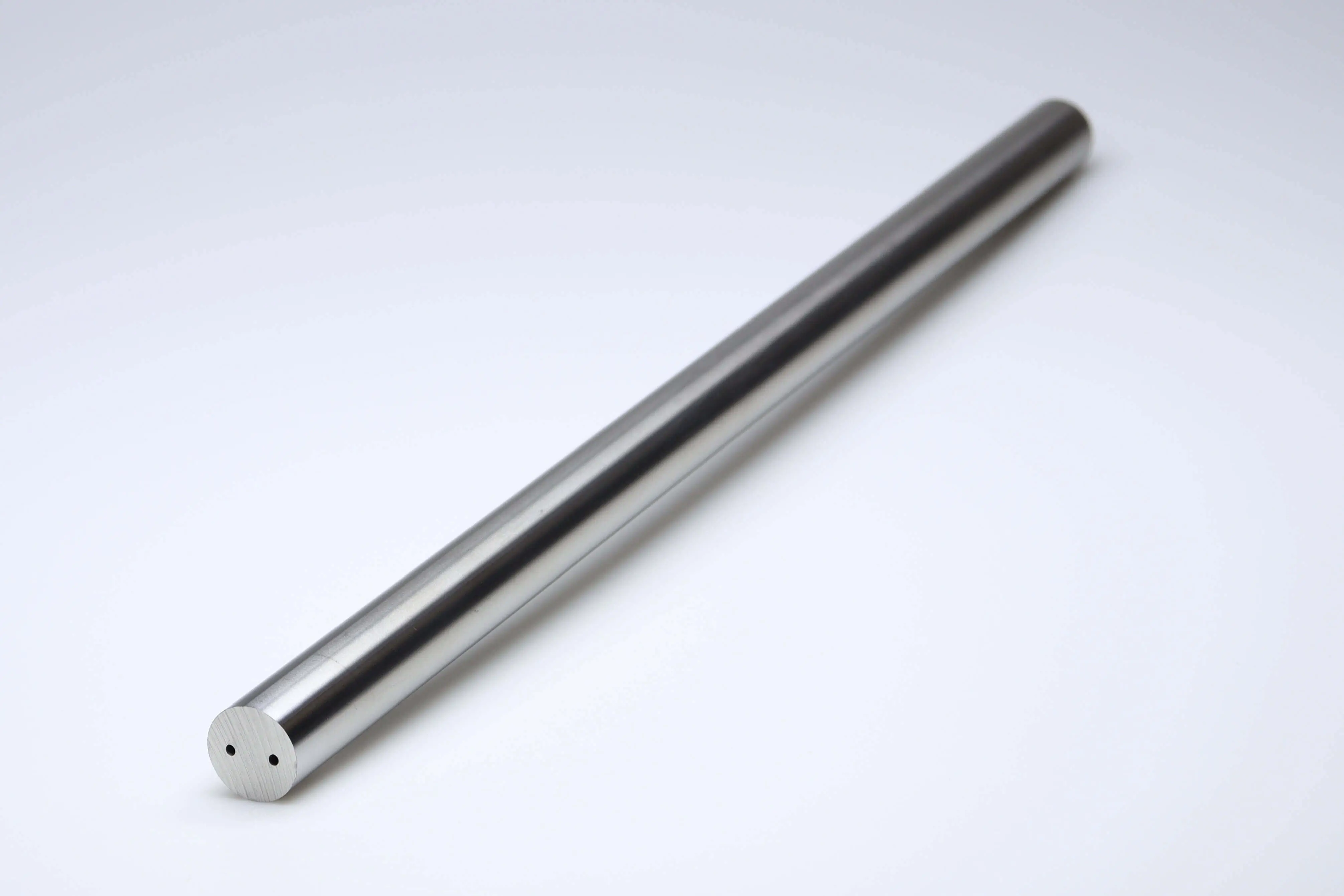 Een lange hardmetalen staaf van 330 mm met 2 koelkanalen