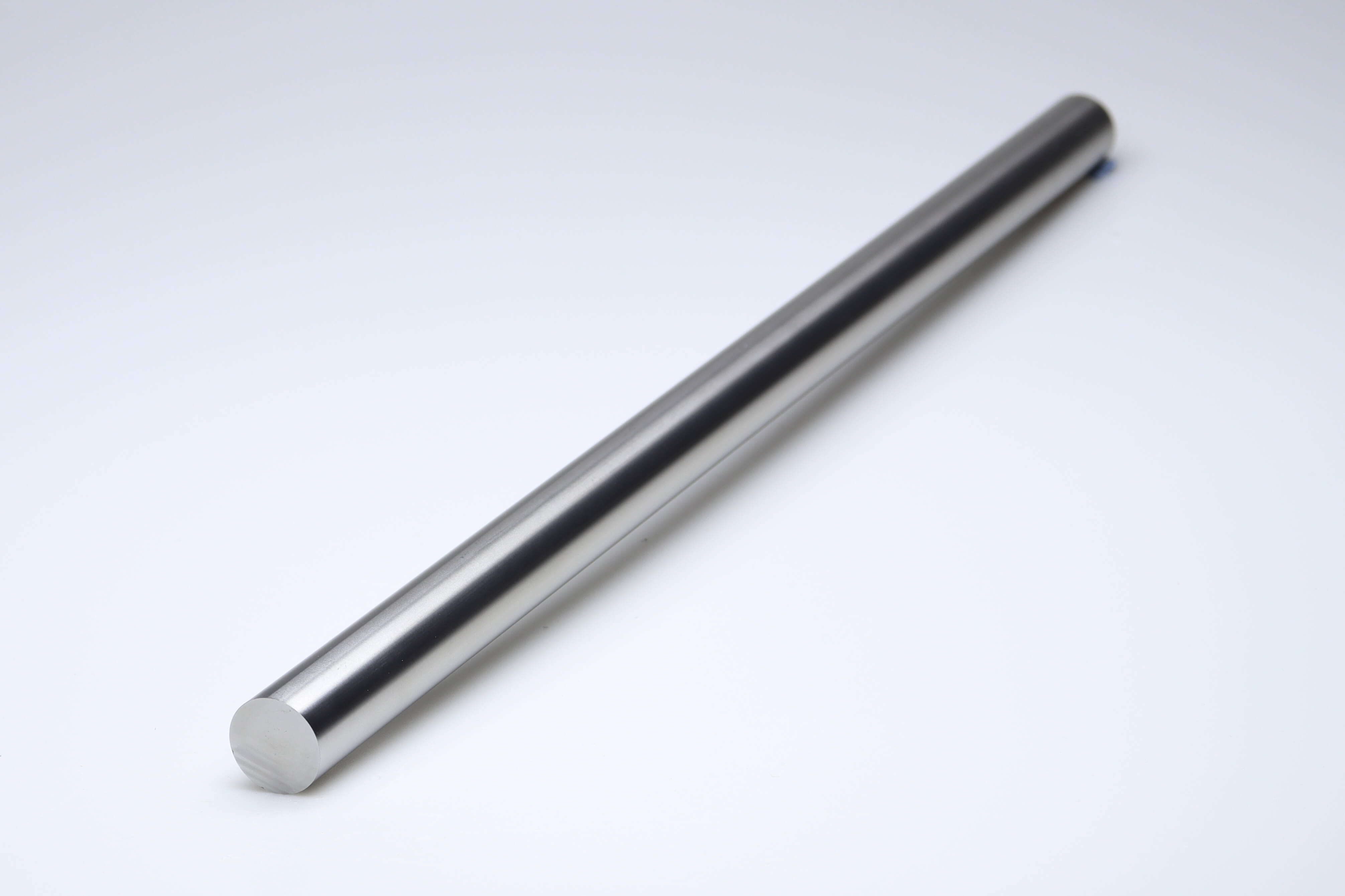 Productfoto van een lange hardmetalen staaf met een lengte van 330 mm