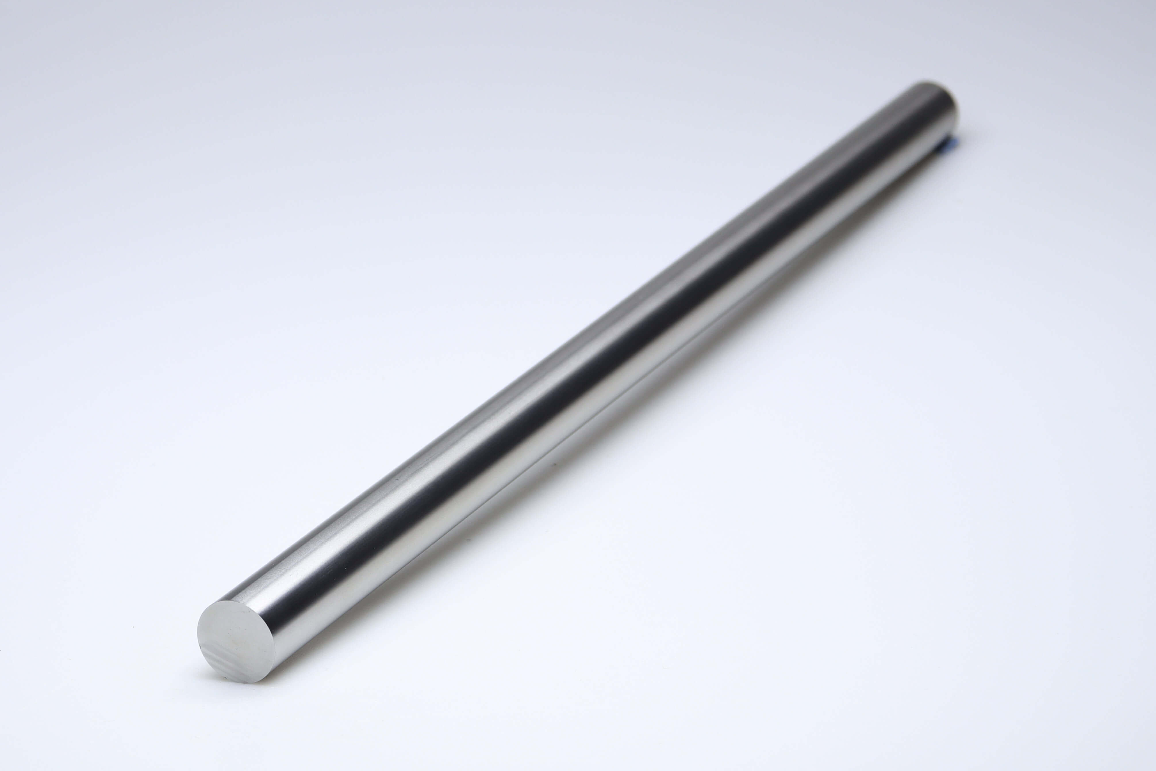 Productfoto van een lange hardmetalen staaf met een lengte van 330 mm