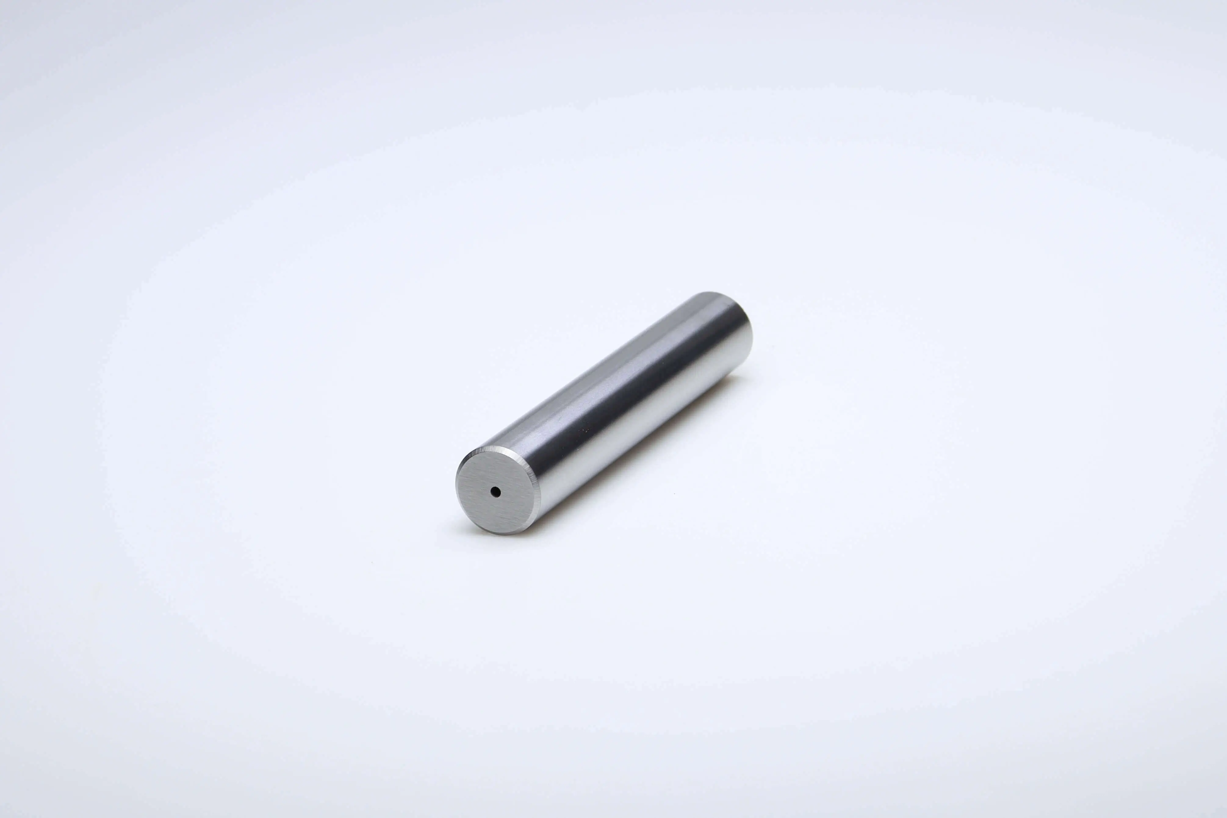 Productfoto van een hardmetalen staaf met 1 centraal koelkanaal