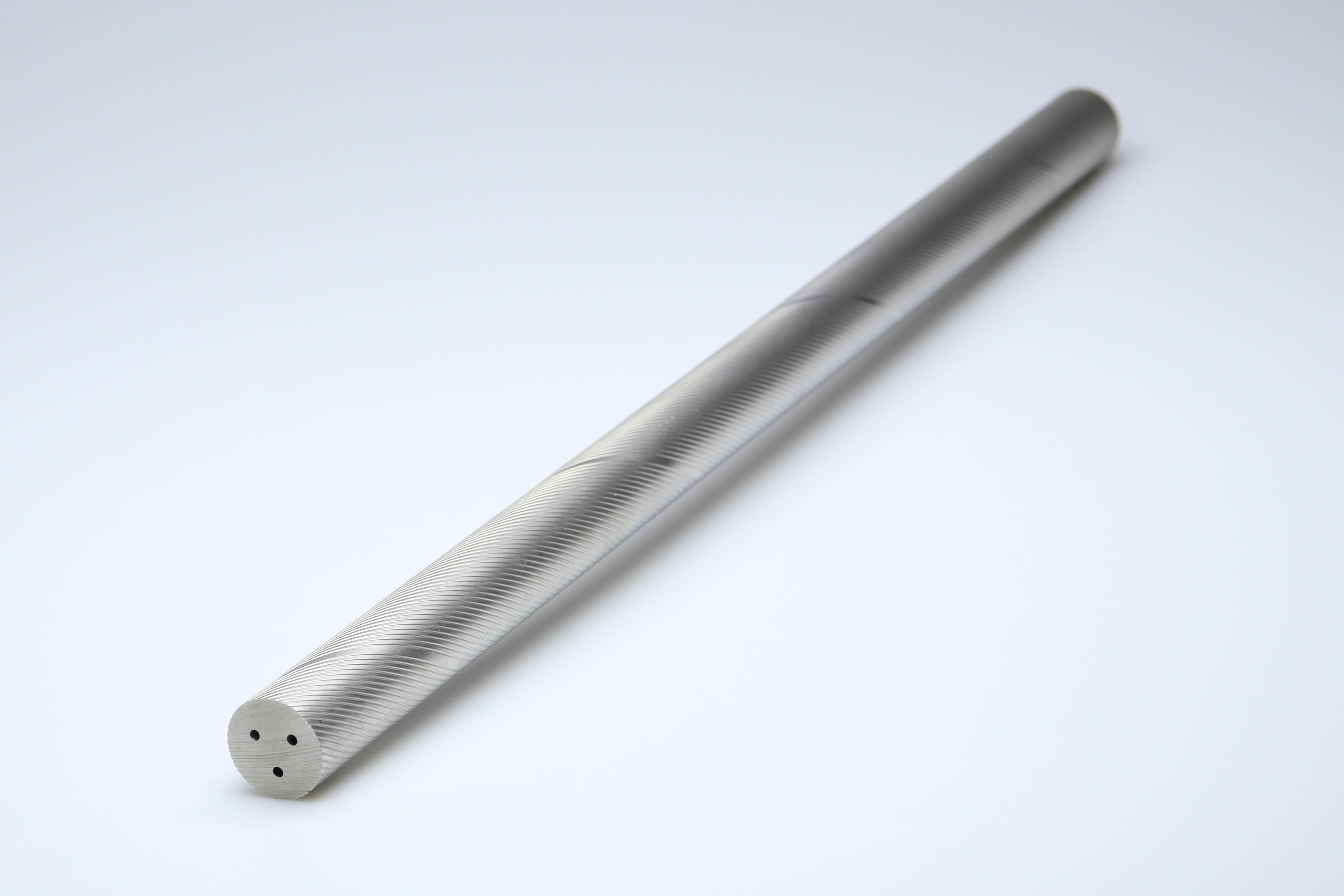 Een ongeslepen hardmetalen staaf met 3 koelkanalen