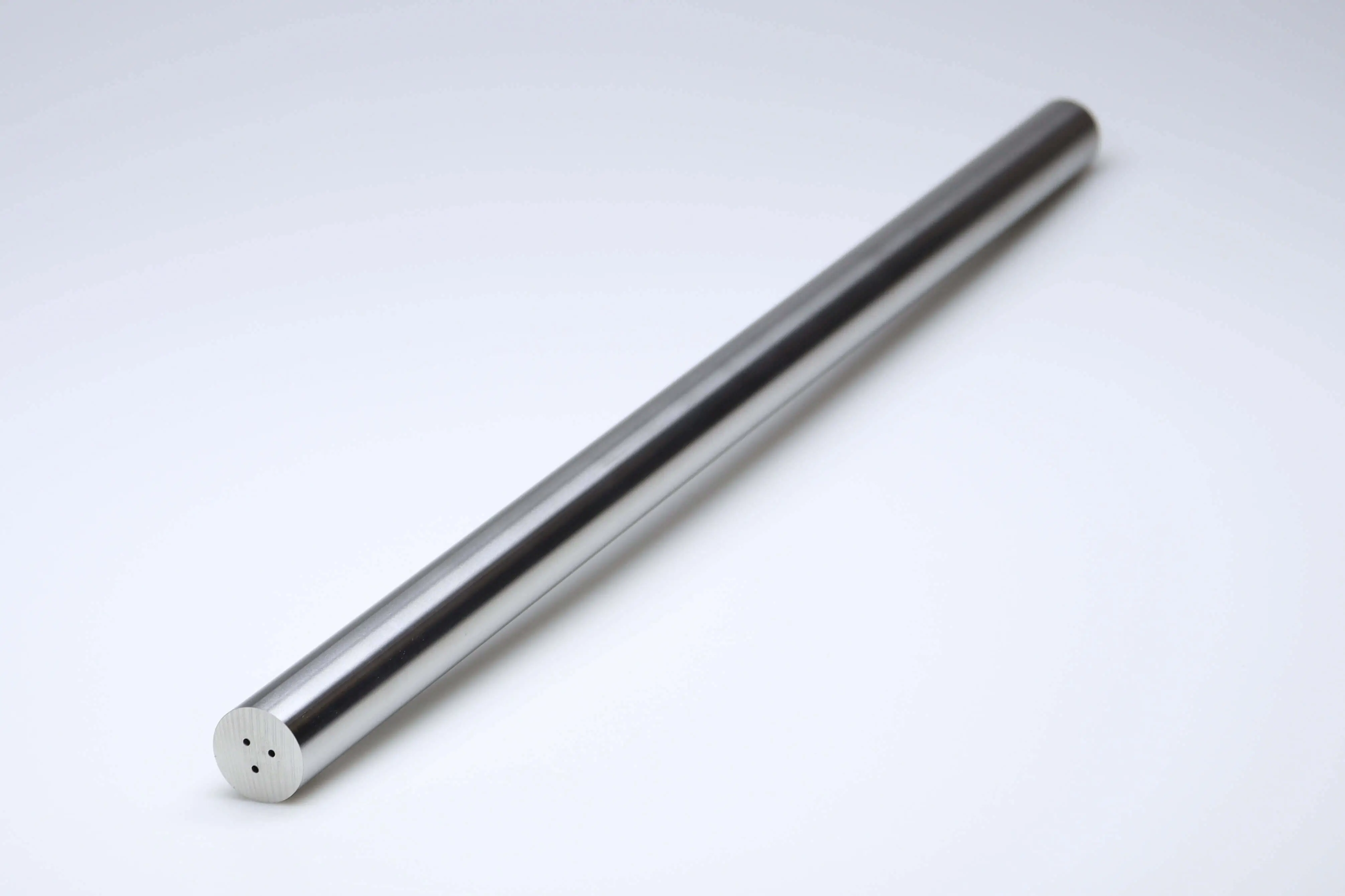 Een lange hardmetalen staaf van 330 mm met 3 koelkanalen