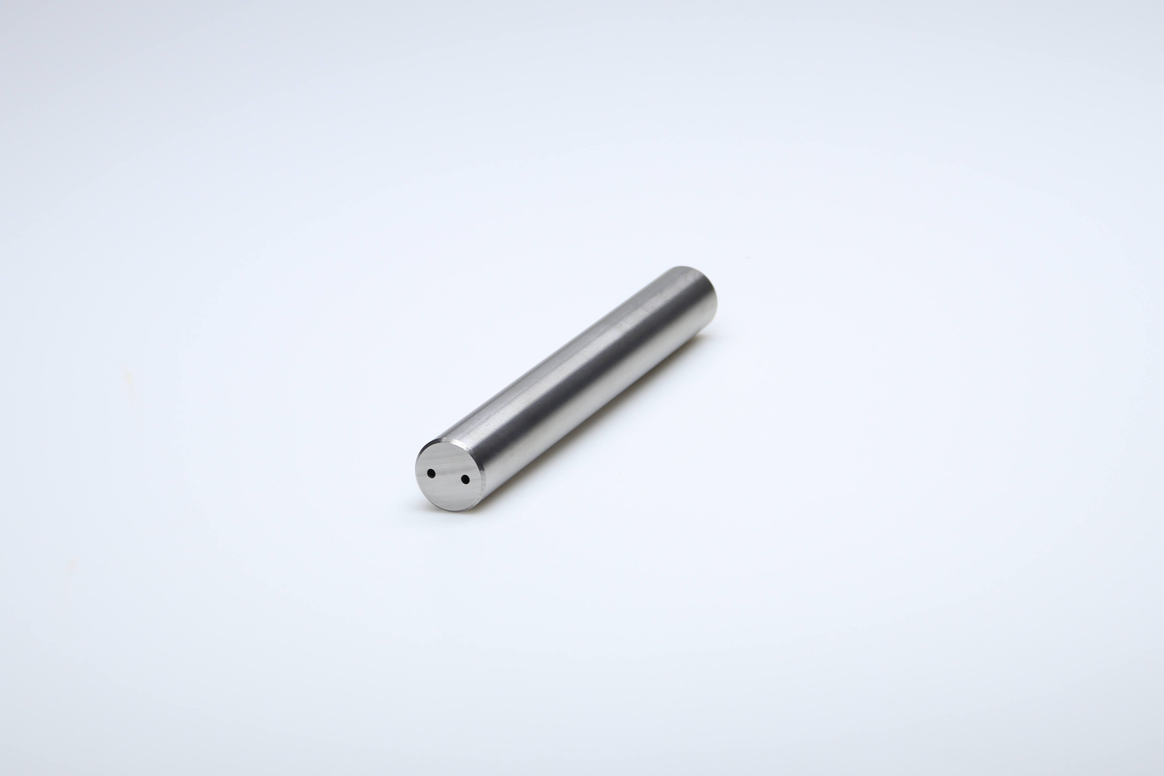 Productfoto van een hardmetalen staaf met 2 koelkanalen